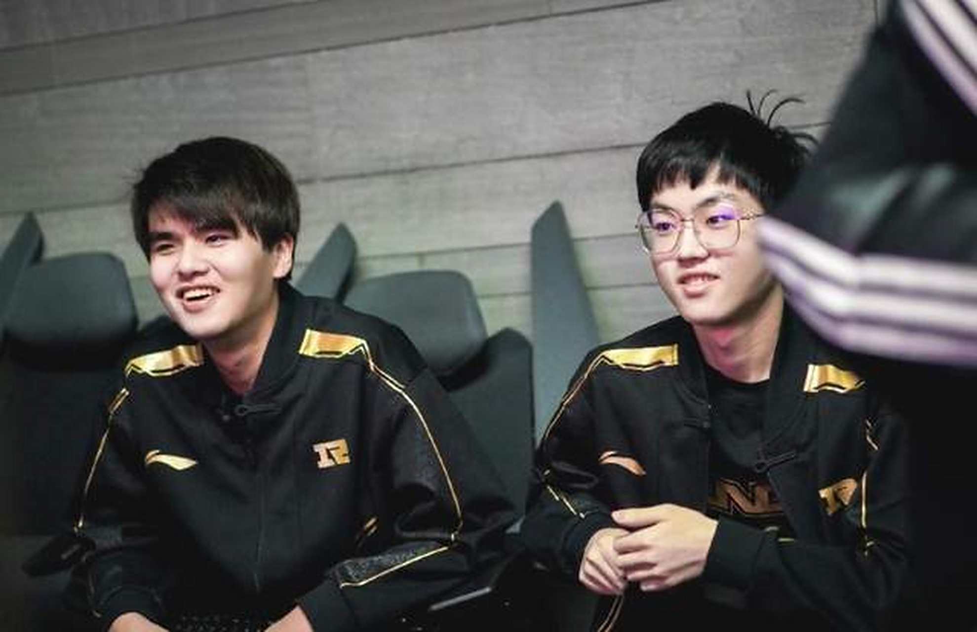 RNG碾压T1，Xiaohu单局斩获MVP焦点之战半决赛，留下经典瞬间